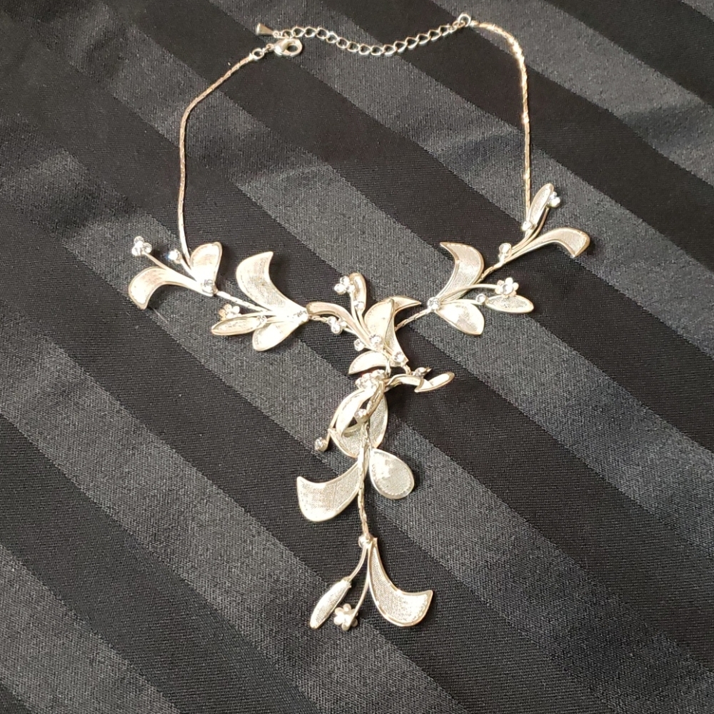 Pretty floral and rhinestone necklace. Very dainty